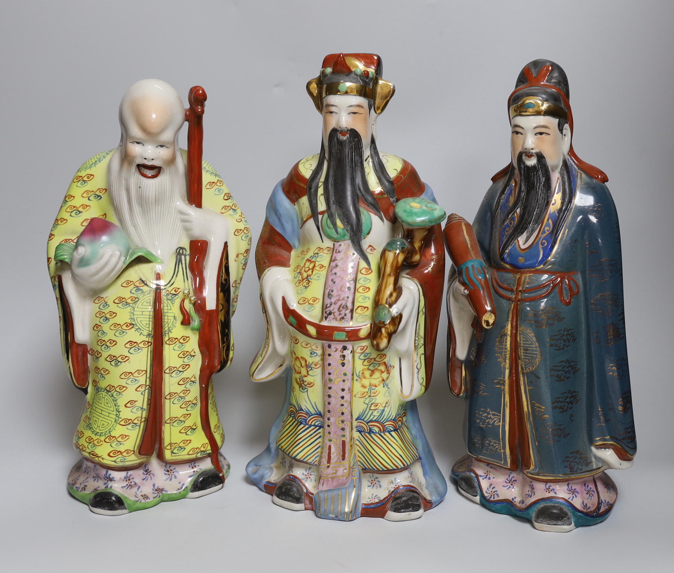 A quantity of 20th century Chinese ceramics. Tallest 31cm